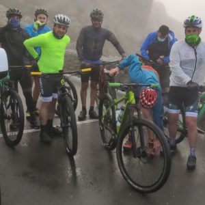 Foto de grupo en el Pico de las Nieves para realizar la bajada hasta Vecindario