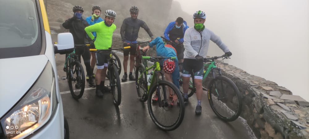 Foto de grupo en el Pico de las Nieves para realizar la bajada hasta Vecindario